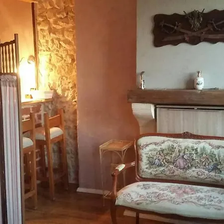 Charming Old Style דירה